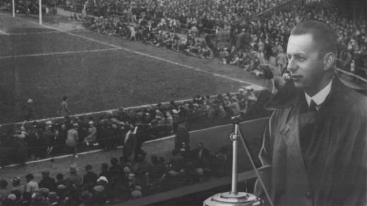 Fotokoláž (pravděpodobně ze třicátých let) zpodobňující Josefa Laufera při komentování fotbalového utkání