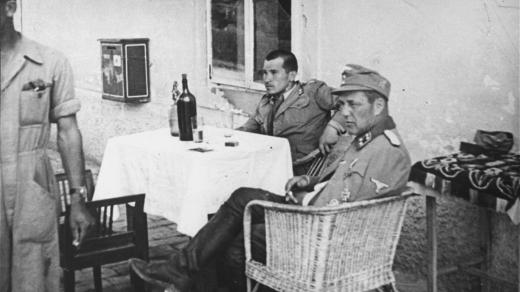Vjekoslav Luburić s německým důstojníkem v koncentračním táboře Stara Gradiška