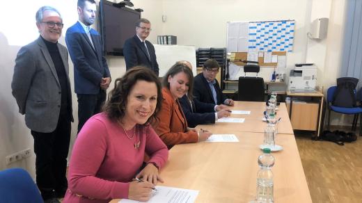 Podpis memoranda o koalici v Českých Budějovicích, v popředí Dagmar Škodová Parmová, která se stane primátorkou