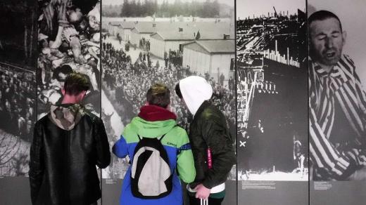Skupinka mládeže v nacistickém lágru v Dachau