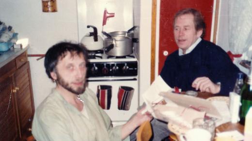Jan Vodňanský s Václavem Havlem v roce 1979 v kuchyni u Vodňanských na Zahradním městě (foto Jitka Vodňanská)