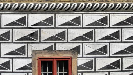 Zdi červeného domu v České Lípě jsou ve skutečnosti černobílé