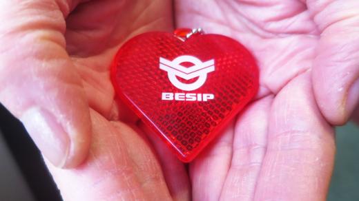 Valentýnské srdce s BESIPEM! Osvětová akce s reflexními prvky pro bezpečnější pohyb po silnici