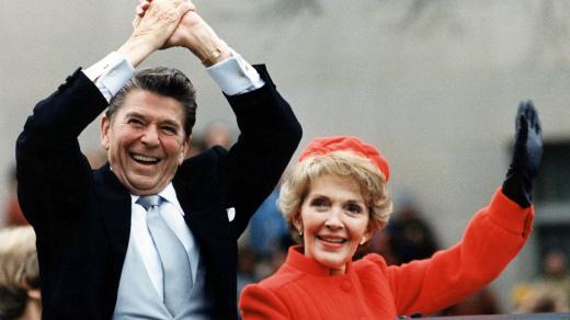 Ronald Reagan s manželkou Nancy během své první inaugurace v lednu 1981