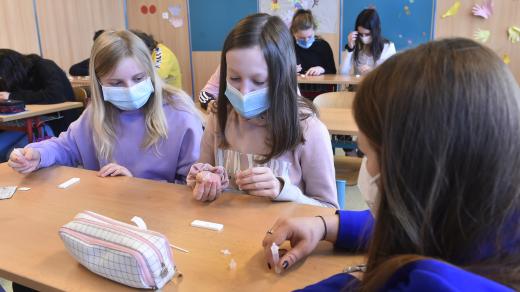 Žáci se ve škole testují na koronavirus