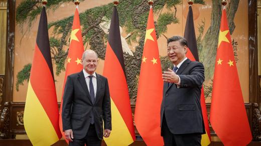 Německý kancléř Olaf Scholz s čínským prezidentem Si Ťin-pchingem při jeho návštěvě v Pekingu