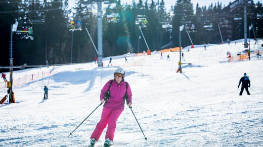 Lyžování ve skiareálu Zadov na Šumavě, sjezdovka, lyžařka, sníh, zima. Ilustrační foto