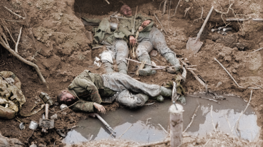 Padlí vojáci v zákopech první světové války