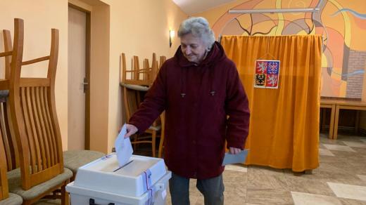 Obyvatelka Líšné vhazuje svůj hlas v dodatečných komunálních volbách