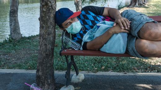 Bezdomovec během pandemie koronaviru