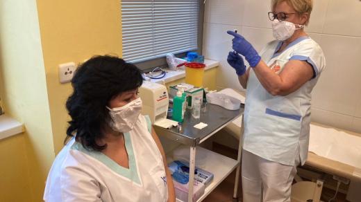 První vakcinovaná byla hlavní hygienička Krajské zdravotní Dana Vaculíková
