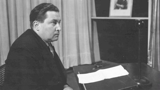Jaroslav Seifert v rozhlasovém studiu (pravděpodobně druhá polovina třicátých let)
