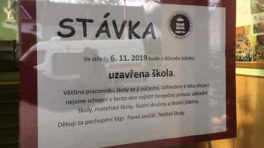 Informační cedule o stávce učitelů na ZŠ Jarošov v Uh. Hradišti