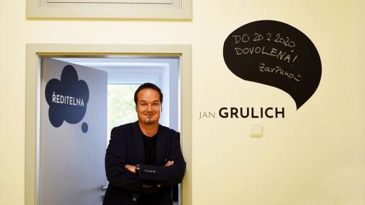 Jan Grulich, ředitel Základní školy Trivium plus v Dobřanech v Orlických horách baví žáky, učitele i rodiče