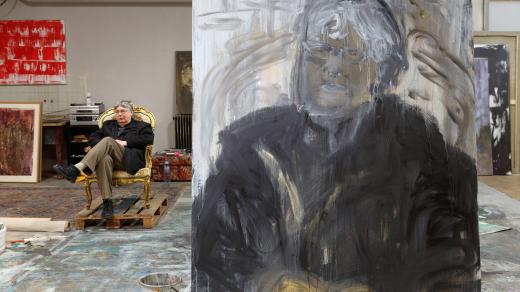 Richard Adam se svým portrétem v ateliéru Jakuba Špaňhela