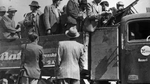 Vyzbrojování partyzánskách oddílů. Nástup dělníků v bývalých Baťovanech do povstání v ranních hodinách 29. srpna 1944