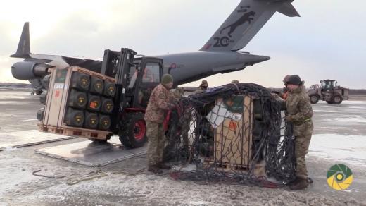 Nákladní letouny britského královského letectva na letišti nedaleko Kyjeva se zásilkami protipancéřových zbraňových systémů
