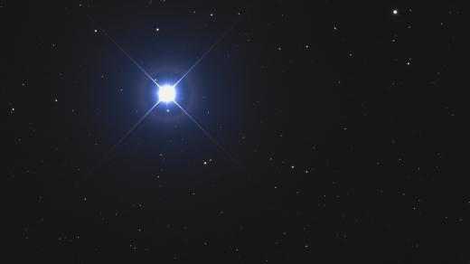 Vega. Jasná namodralá hvězda v souhvězdí Lyry