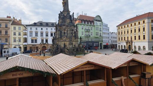 Na olomouckém Horním náměstí už se vše chystá na vánoční trhy