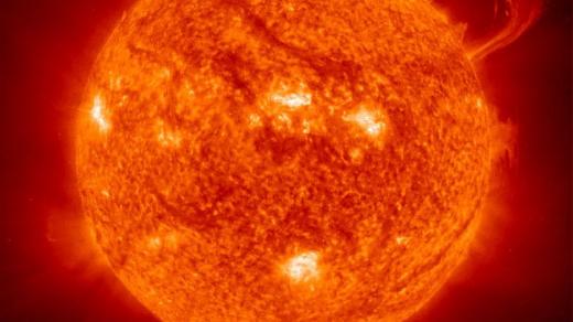 Povrch Slunce v UV záření, včetně výrazné protuberance v pravém horním rohu