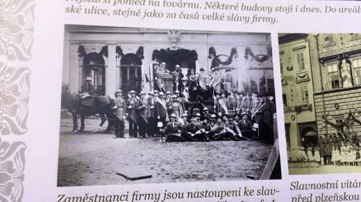 Dobová fotografie návštěvy císaře z knihy Ladislava Silovského