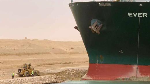 V Suezském průplavu se zaklínila obří loď