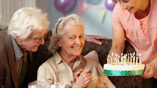 Babička slaví narozeniny, senioři, dort, rodinná oslava