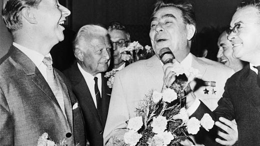 Alexander Dubček, Leonid Iljič Brežněv a Ludvík Svoboda na schůzce představitelů pěti komunistických stran v Bratislavě 2. srpna 1968