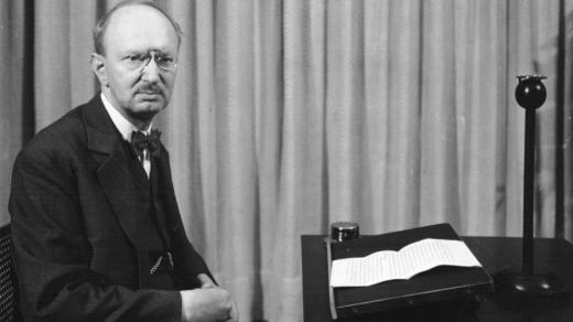 Václav Vojtíšek v rozhlasovém studiu (1937)