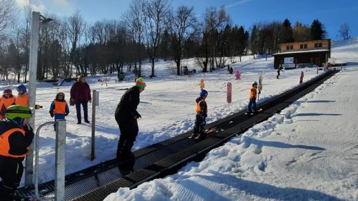Ve školičce lyžování na Kozákově se malí lyžaři nejprve naučí brzdit, teprve pak jdou na svah