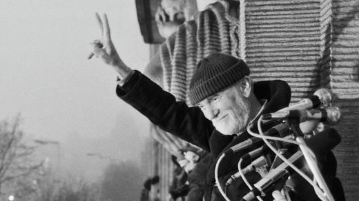 Herec a režisér Národního divadla Miroslav Macháček při vystoupení na manifestaci 4.prosince 1989