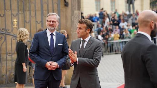 Francouzský prezident Emmanuel Macron přijel na první setkání Evropského politického společenství, jehož vznik inicioval, mezi posledními. Přivítal ho premiér Petr Fiala (ODS)