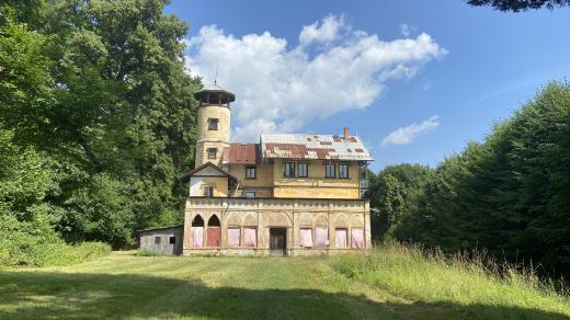 Letohrádek v zámeckém parku ve Valči