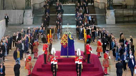 Veřejnost se mohla přijít rozloučit s královnou Alžbětou II. do Westminsterského sálu parlamentu od středečního večera do pondělního rána