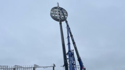 Na staveniště nového fotbalového stadiónu v Hradci Králové se vrací ikonická "lízátka"