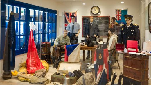 Expozice kanceláře RAF s dobovými předměty
