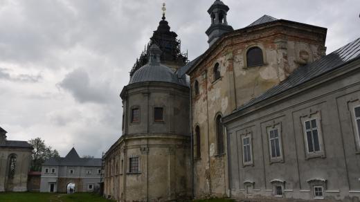 Hlavní kostel Podkamiňského kláštera nese stále stopy „péče“, které mu Ukrajina věnovala ve 20. století