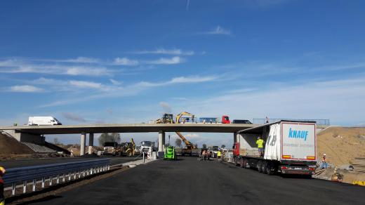 Stavba nového úseku dálnice D7 mezi Bitozevsí a Postoloprty finišuje