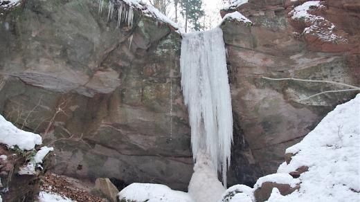 Hlavní vodopád (ledopád) je vysoký osm metrů 
