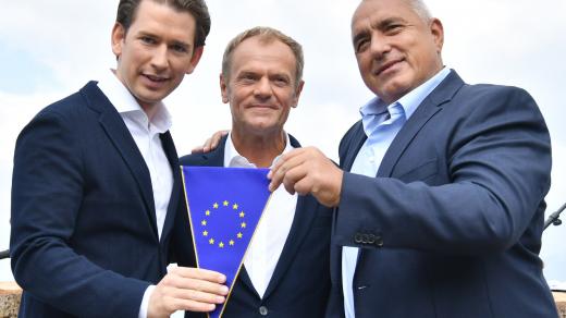 Rakousko se ujímá předsednictví v Radě unijních států (Sebastian Kurz, Donald Tusk a Bojko Borisov)
