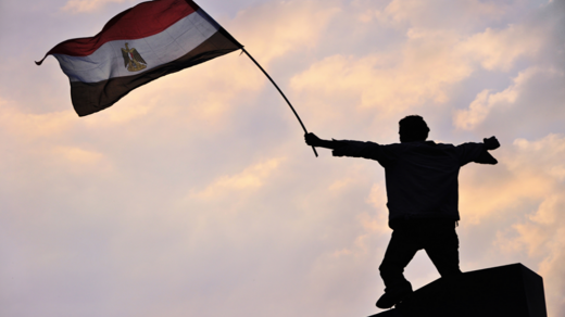 Protestující mává během Arabského jara vlajkou na náměstí Tahrír v Káhiře. Dnes vládne Egyptu vojenský diktátor Sisi