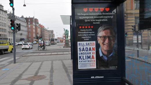 Bill Gates o tom, jak se vyhnout klimatické katastrofě. Billboard v Dánsku