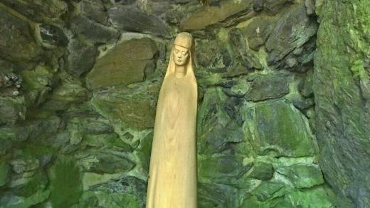 V jeskyni je soška Panny Marie