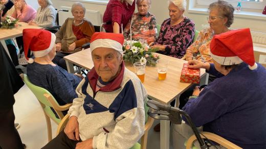 Senioři v Domově důchodců v Tmavém Dole na Trutnovsku rozbalovali dárky na společném setkání