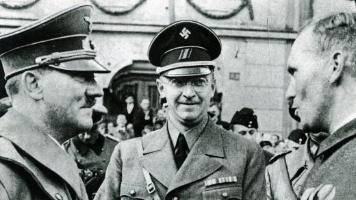 Konrád Henlein (uprostřed) na fotce z roku 1937