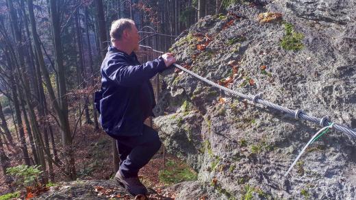 Obnovit starou cestu skalami v Ludvíkově bylo dětským snem horolezce Daniela Krzywoně