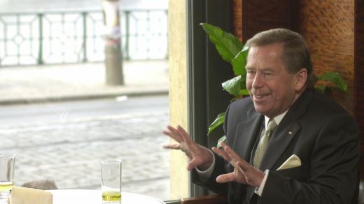 Václav Havel ve své oblíbené kavárně Slavia (1999)