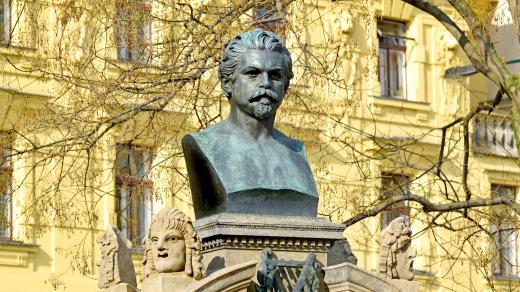 Busta Vítězslava Hálka na Karlově náměstí v Praze