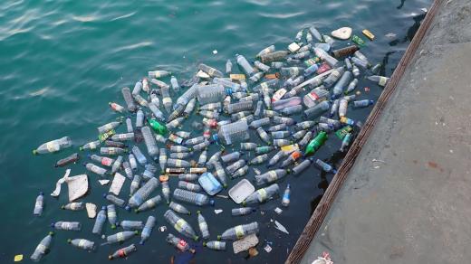 Plast, moře, břeh, kontaminace vody, znečištění