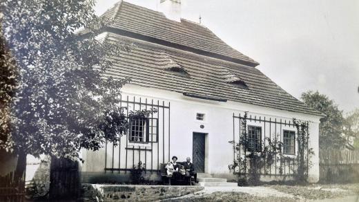 Historická fotografie budovy v Komařicích, ve které dnes sídlí obecní úřad. Její rekonstrukce je také součástí architektonické soutěže